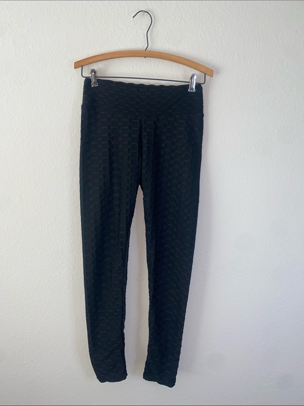 💋Black patterned scrunched leggings! - Picture 2 of 7